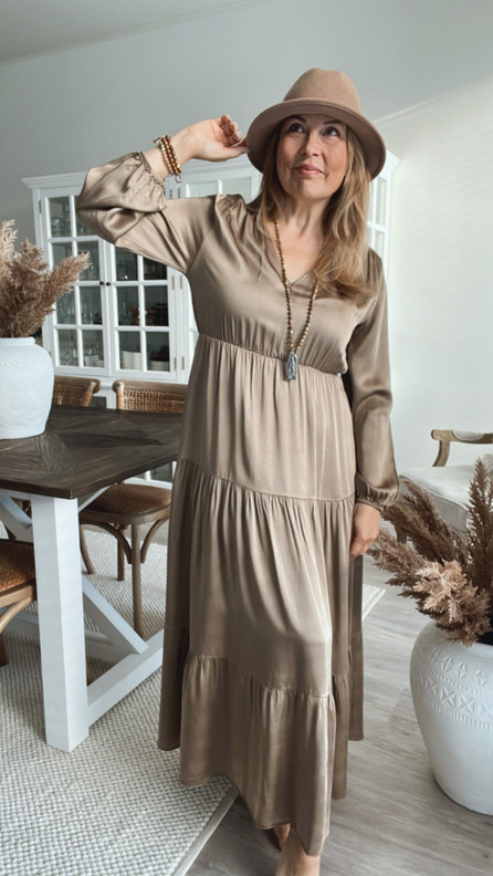 EMILY SILKKI-SATIINIMEKKO KAMELI