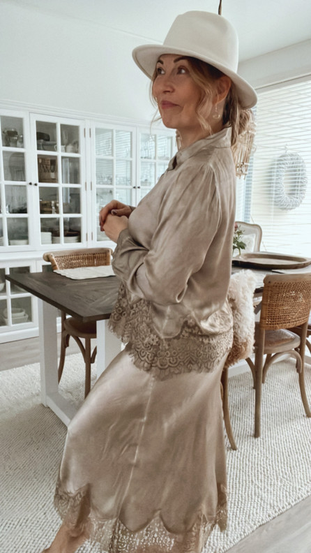 MONIET SATIINIPAITIS KAMELI