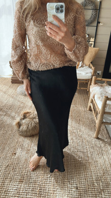 LUCILLA SATIINIHAME MUSTA