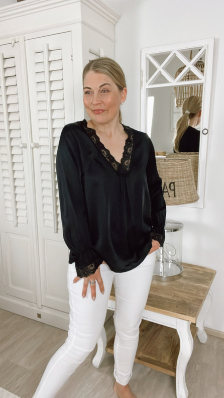 AMY SATIINIPUSERO MUSTA