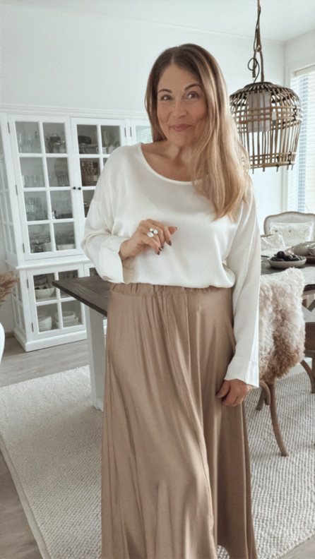 LAYLA SATIINIPUSERO LUONNONVALKOINEN