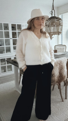 MIRIAM PELLAVAHOUSUT MUSTA