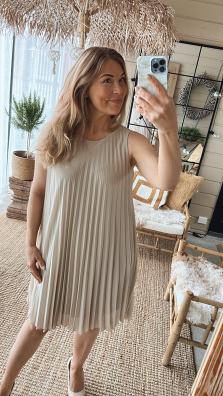 POLLY PLISEERATTU MEKKO BEIGE