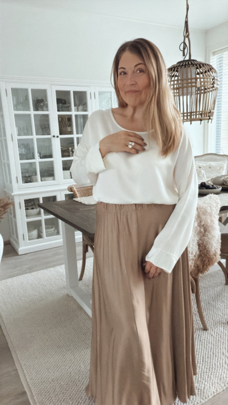 LAYLA SATIINIPUSERO LUONNONVALKOINEN