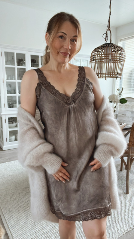 MAISA SATIINIMEKKO RUSKEA