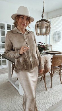 MONIET SATIINIPAITIS KAMELI