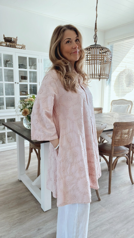 MARINA BRODEERATTU PUUVILLAMEKKO ROOSA PLUS KOKO