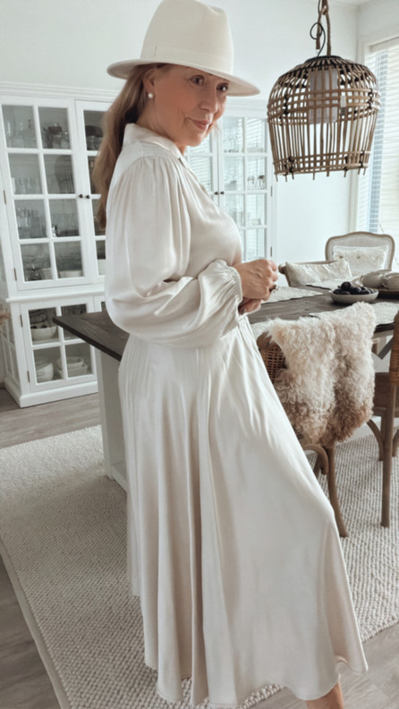 BEATRIZ SATIINIPUSERO BEIGE