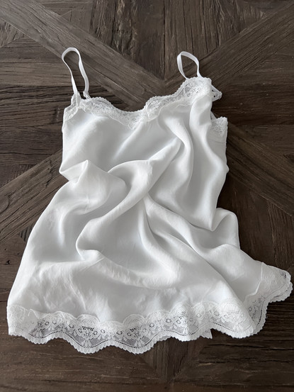 MACY SATIINITOPPI VALKOINEN