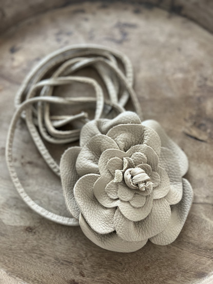 LEATHER BELT FLOWER, TAUPE