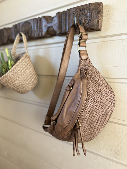 PUNOTTU NAHKAINEN CROSSBODY TAUPE