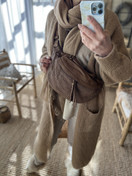 PUNOTTU NAHKAINEN CROSSBODY TAUPE