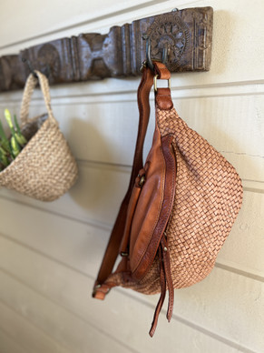 PUNOTTU NAHKAINEN CROSSBODY KONJAKKI