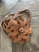 NAHKAVYÖ KUKKA, KAMELI