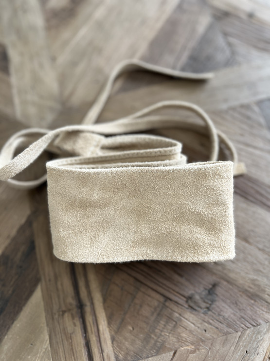 LEVEÄ MOKKANAHKAVYÖ BEIGE