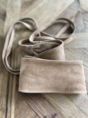 LEVEÄ MOKKANAHKAVYÖ TAUPE