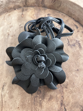 NAHKAVYÖ KUKKA, MUSTA