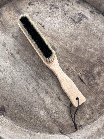 WILHELMIINA CLOTHES BRUSH