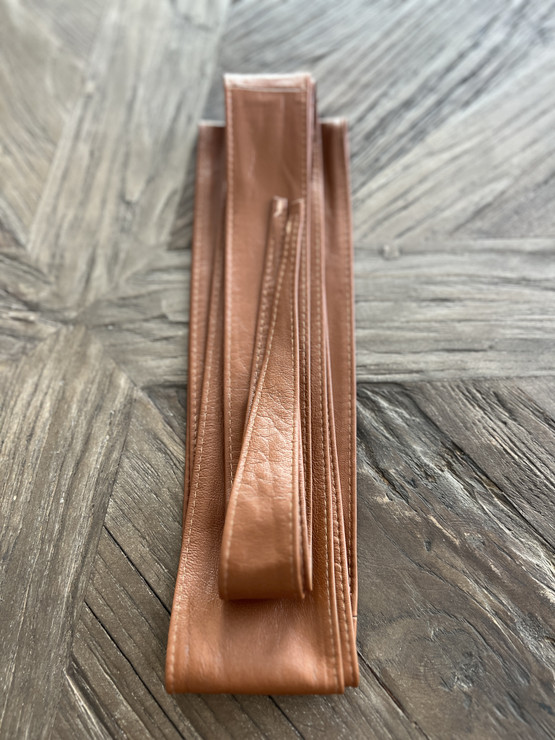 PEHMEÄ NAHKAVYÖ KAMELI