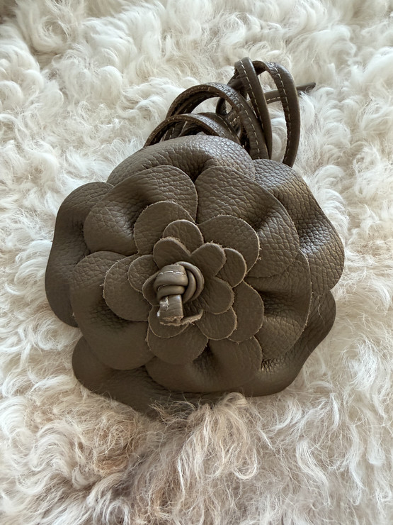 NAHKAVYÖ KUKKA, TUMMA TAUPE