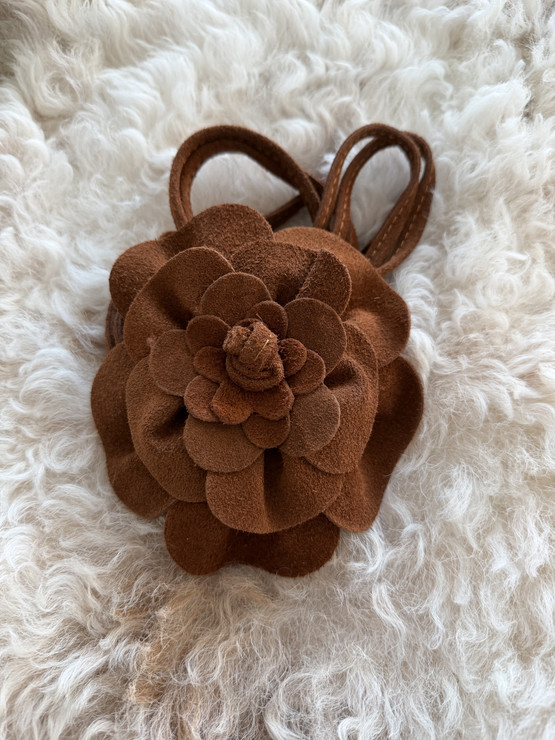 MOKKANAHKAVYÖ KUKKA, KAMELI