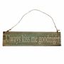 Puinen kyltti Always kiss me goodnight, vihreä