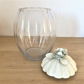 Kannellinen lasipurkki