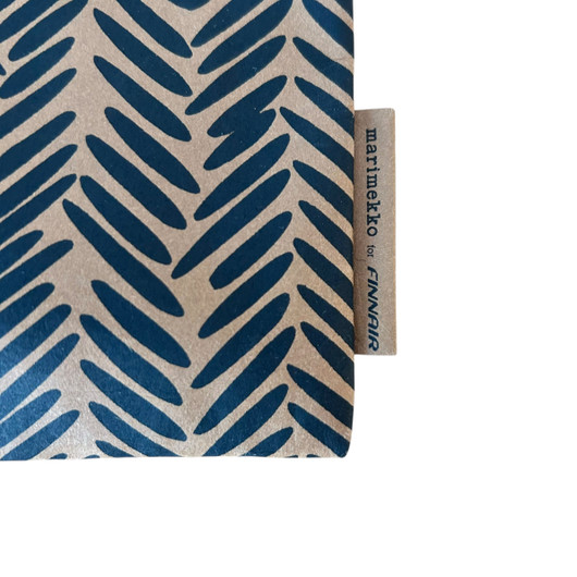 Meikkipussi ja silmälaput, Marimekko for Finnair - Sahalaitaraita