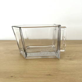 Lasikannu kahvalla, IB Laursen