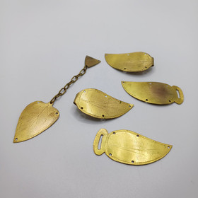 Kansallispuvun liivin hakaset ja taskun pidin, Alavus