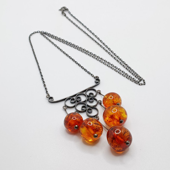 Kaulakoru, Meripihka, hopeaa