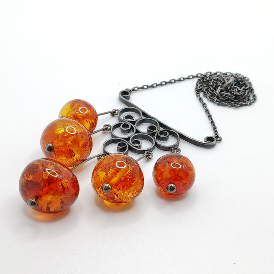 Kaulakoru, Meripihka, hopeaa