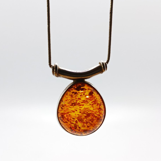 Kaulakoru, Meripihka, hopeaa