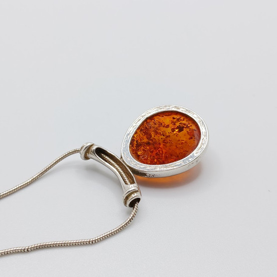 Kaulakoru, Meripihka, hopeaa