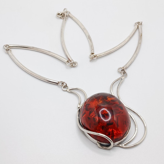 Kaulakoru, Meripihka, hopeaa