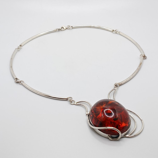 Kaulakoru, Meripihka, hopeaa