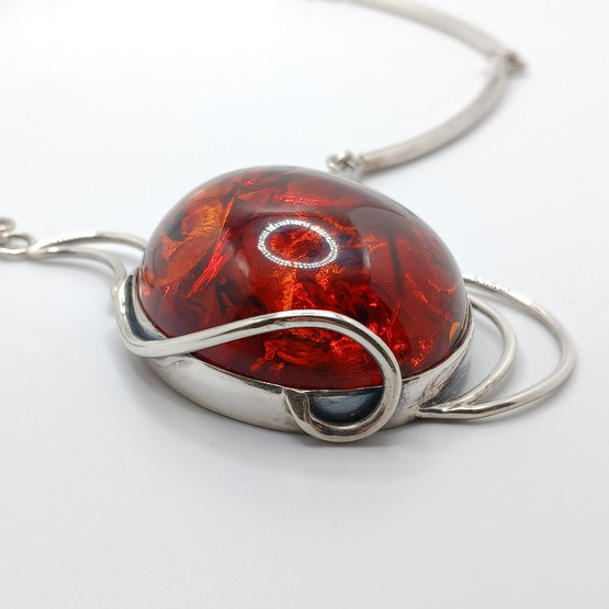 Kaulakoru, Meripihka, hopeaa