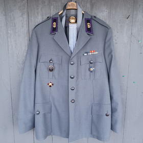 Kenttärovastin sotilaspuku ansiomerkkeineen, Valtion Pukutehdas