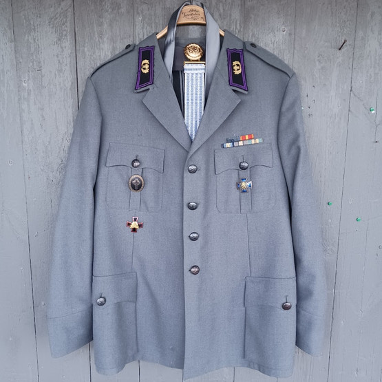 Kenttärovastin sotilaspuku ansiomerkkeineen, Valtion Pukutehdas