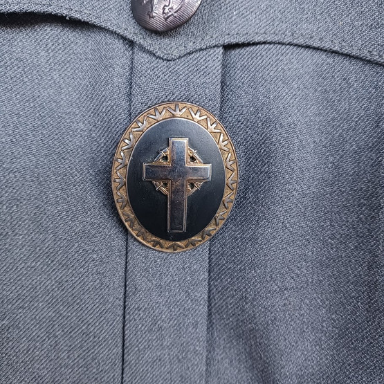 Kenttärovastin sotilaspuku ansiomerkkeineen, Valtion Pukutehdas