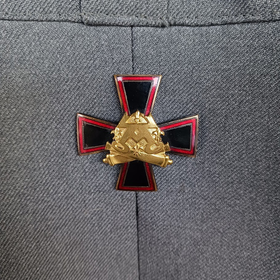 Kenttärovastin sotilaspuku ansiomerkkeineen, Valtion Pukutehdas