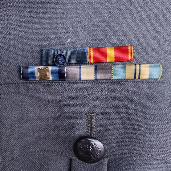 Kenttärovastin sotilaspuku ansiomerkkeineen, Valtion Pukutehdas