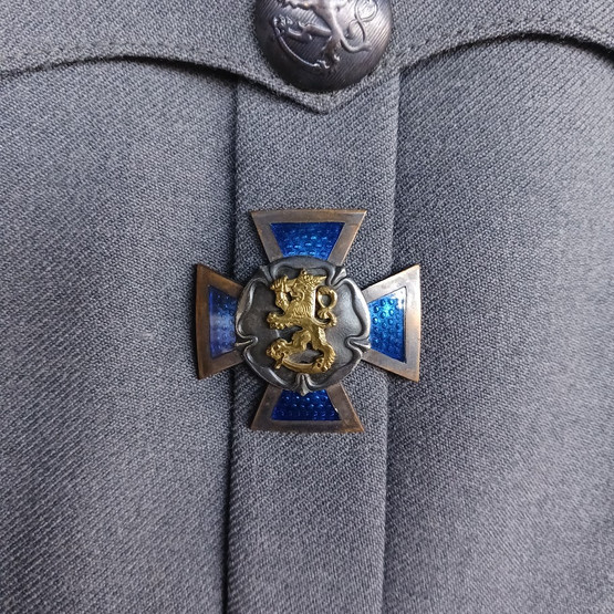 Kenttärovastin sotilaspuku ansiomerkkeineen, Valtion Pukutehdas