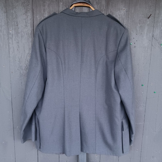 Kenttärovastin sotilaspuku ansiomerkkeineen, Valtion Pukutehdas