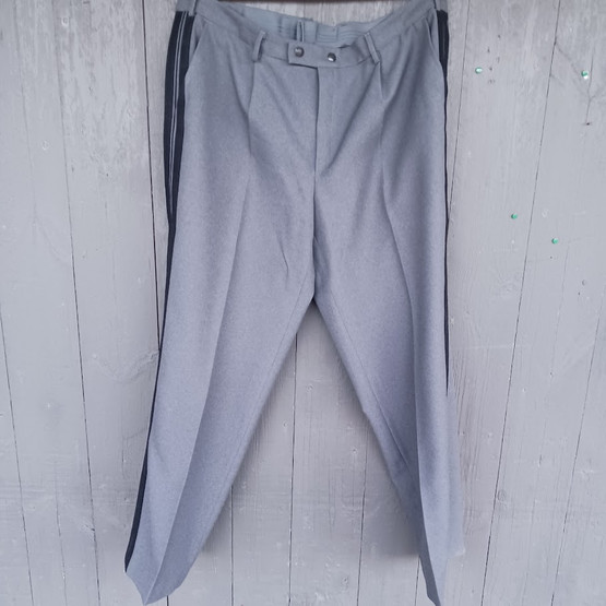 Kenttärovastin sotilaspuku ansiomerkkeineen, Valtion Pukutehdas