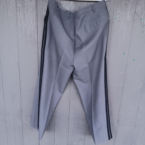 Kenttärovastin sotilaspuku ansiomerkkeineen, Valtion Pukutehdas