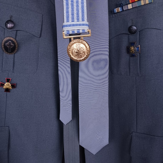 Kenttärovastin sotilaspuku ansiomerkkeineen, Valtion Pukutehdas