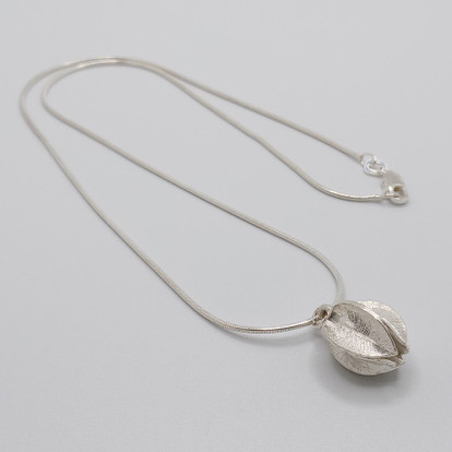 Kaulakoru, Lumikukka, Kalevala Koru, hopeaa