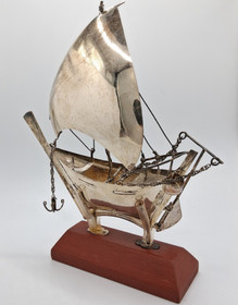 Purjevene, hopeinen pienoismalli