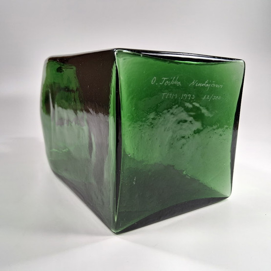 Koristepullo, Nuutajärvi, TMM 1993, sign. Oiva Toikka